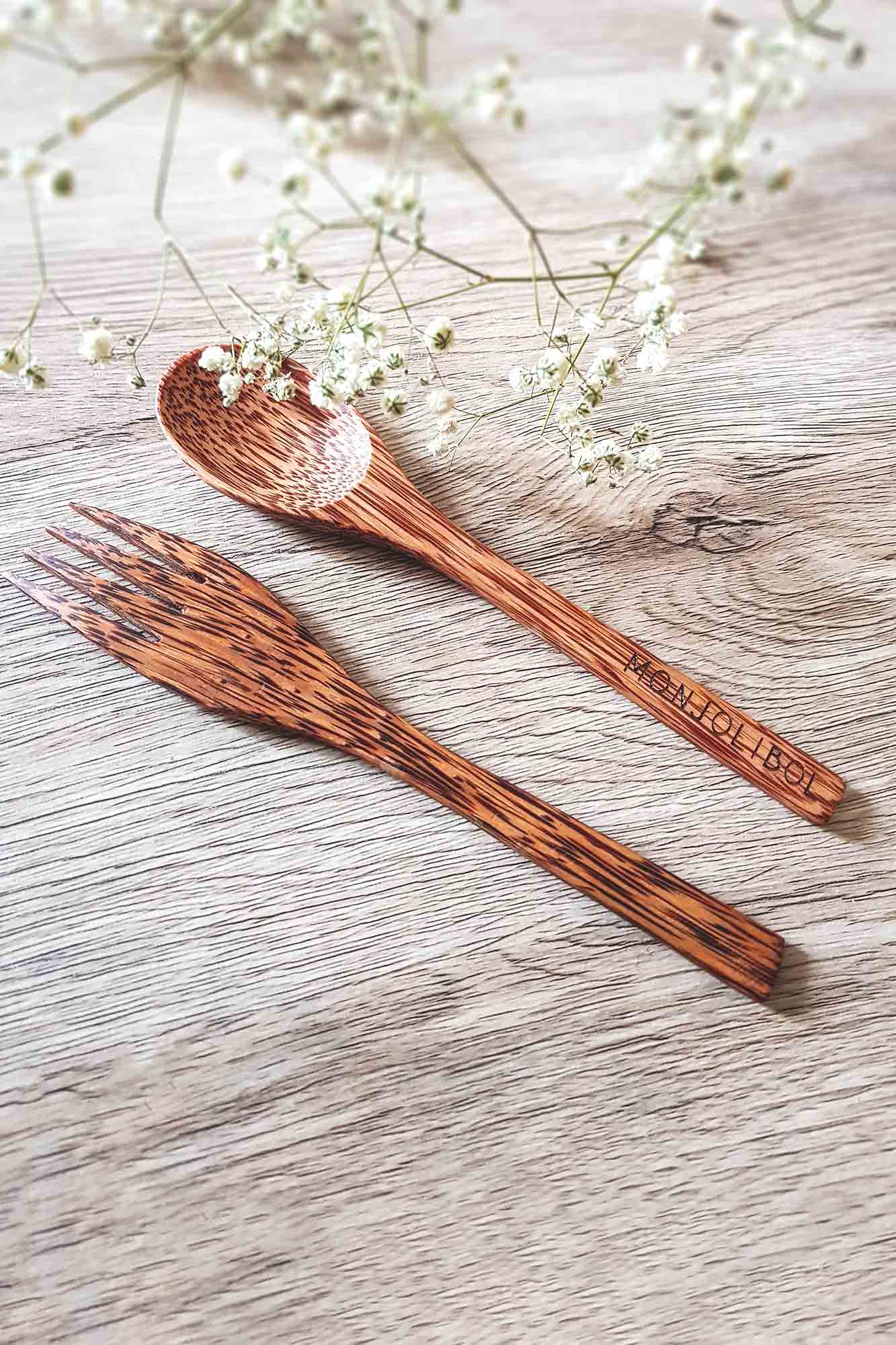 cuillère et fourchette en bois de coco de la marque monjolibol