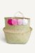 panier boule en jonc avec pompons roses et blancs
