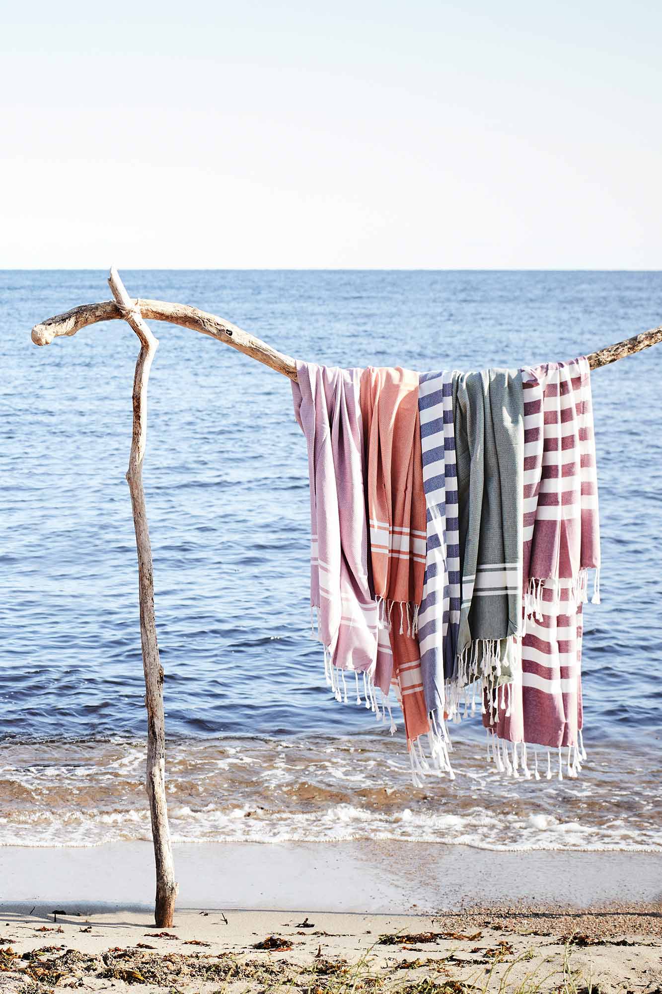 serviettes de plage de la marque madam stoltz séchant au soleil